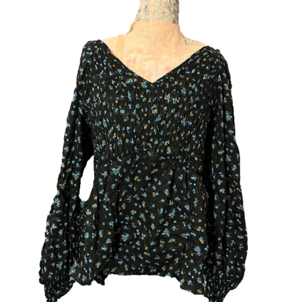 Lost in the 🔥 NWT Ava & Viv Floral Blouse